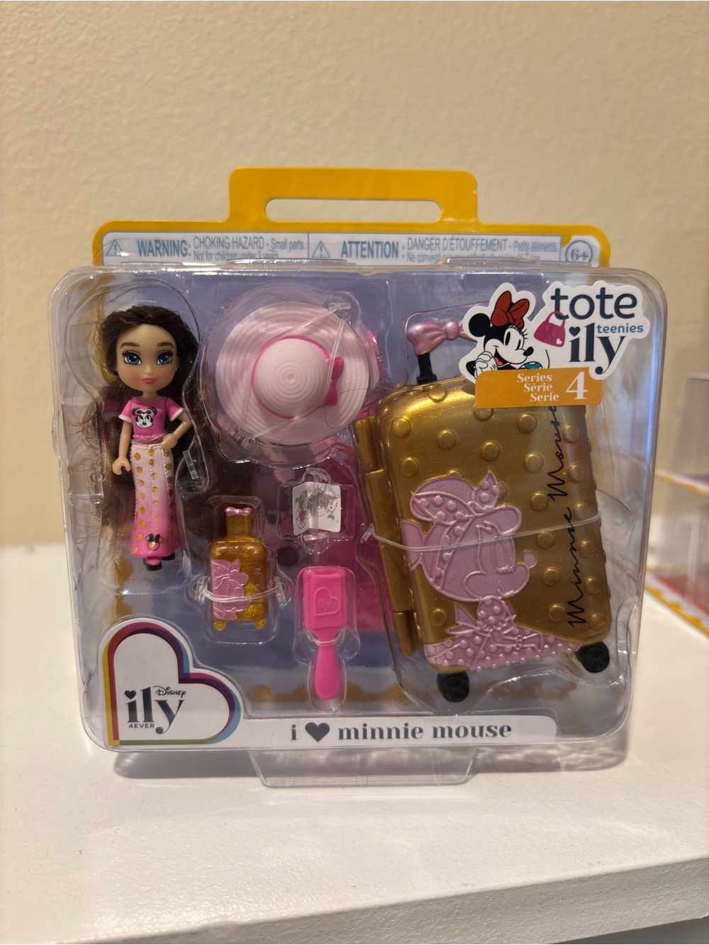 Disney Minnie Mouse Travel Playset with Gold Suitcase and Pink Accessories